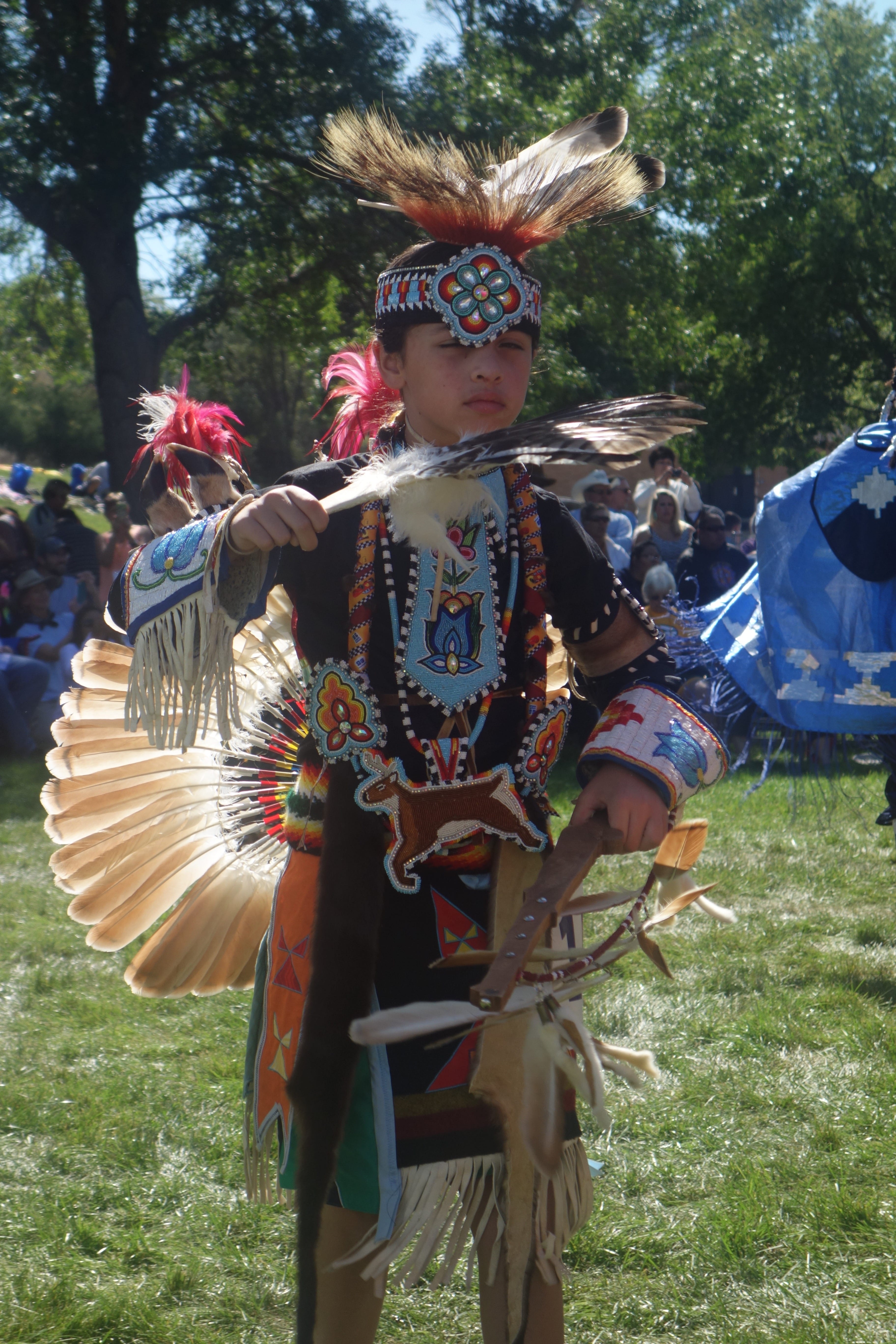 Stolz prasentiert der Lakota-Junge seine Tracht
