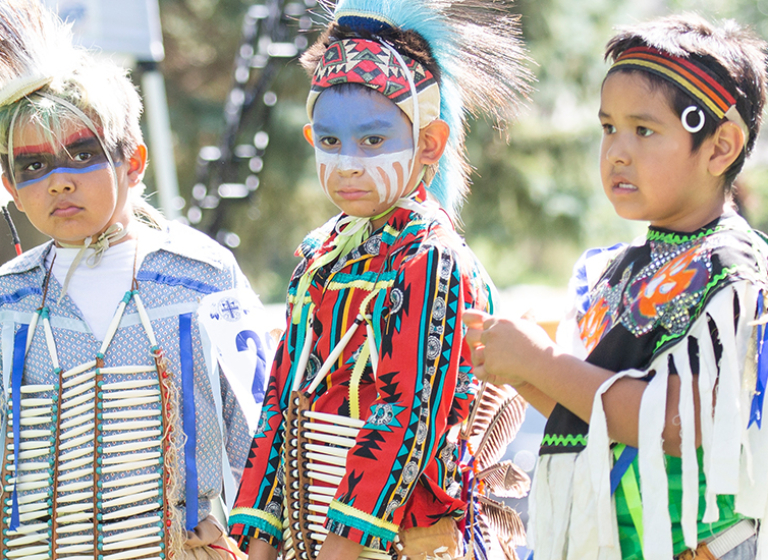 Die Schule feierte das 45. Powwow-Fest!