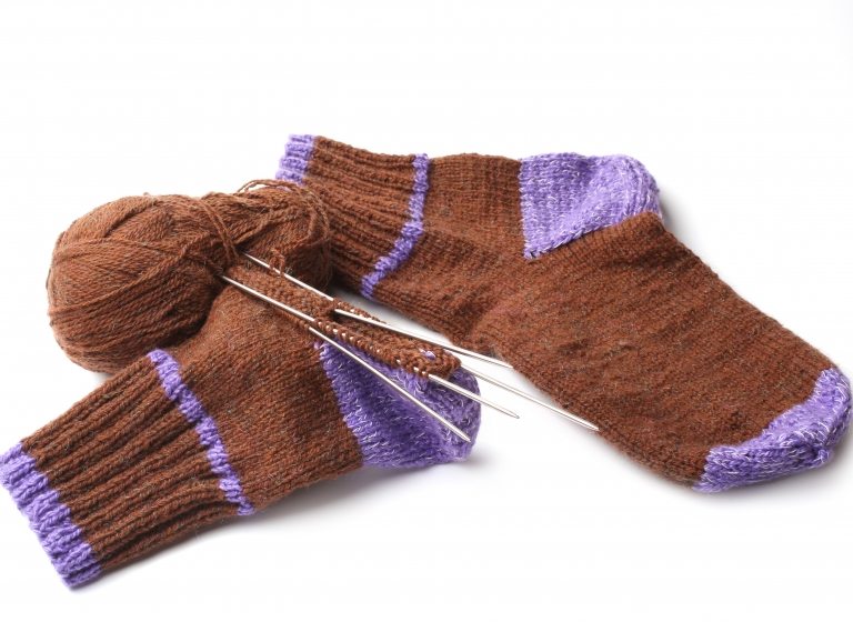 Selbstgestrickte Socken für Lakota-Kinder