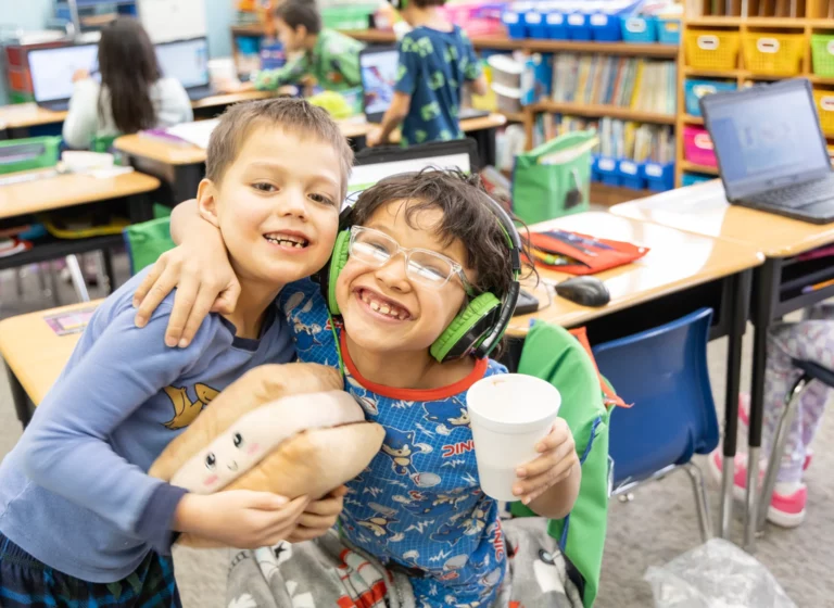 Der „Snugs & Hugs Day” bringt winterliche Magie in die St. Josefs Indianerschule