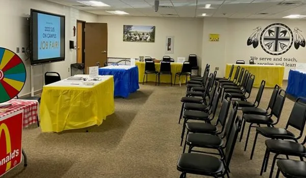 Ein Konferenzraum der St. Josefs Indianerschule wurde in einen Ort verwandelt, an dem High School-Schüler ihren neuen Sommerjob entdecken konnten!