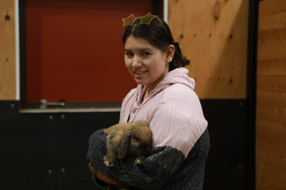 Herr Buck und Kimimela, eine Schülerin von St. Joseph's, verbringen gemeinsam Zeit im Pferdetherapiezentrum.