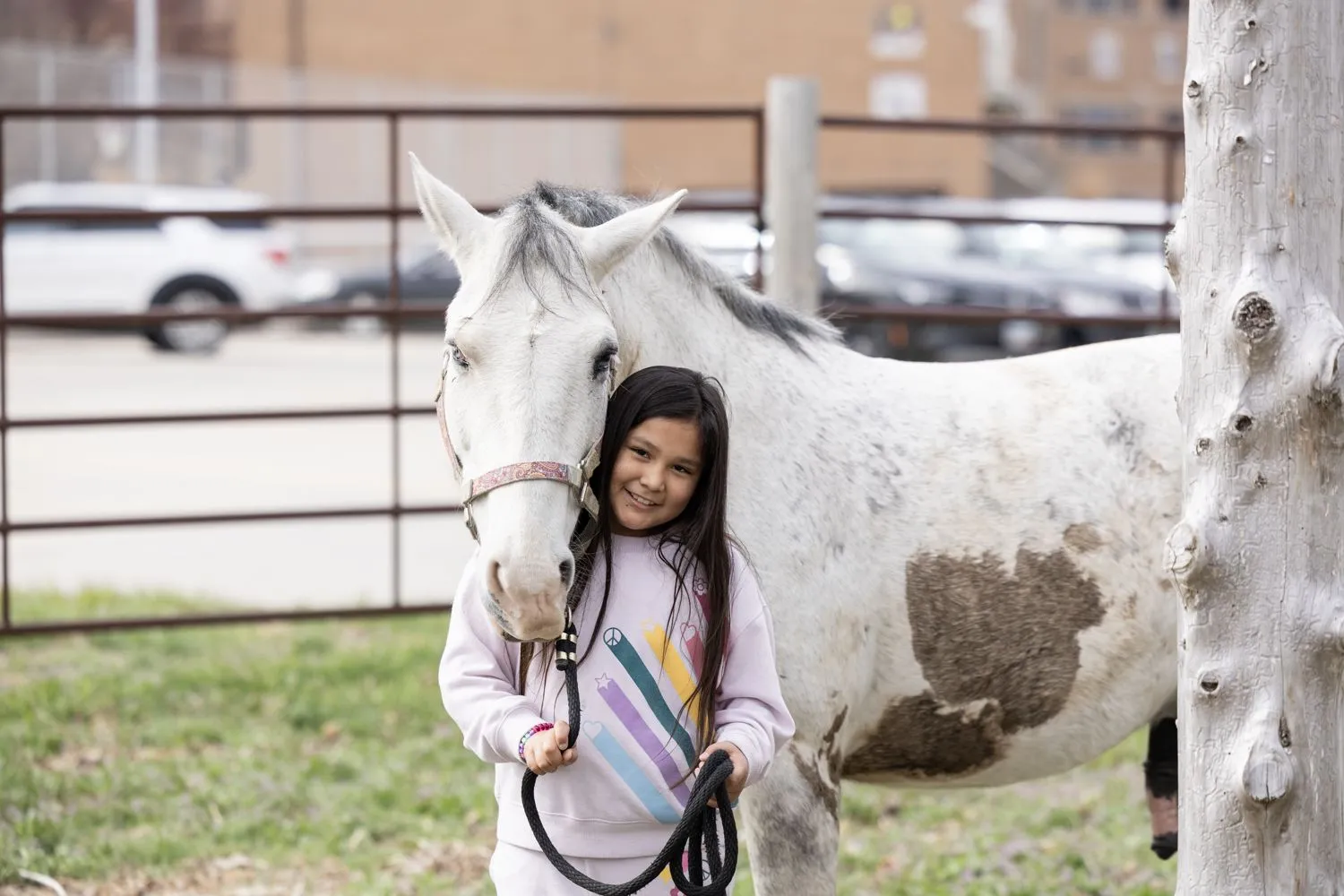 Der 30. April 2026 ist der Nationale Tag der Therapietiere! Die Therapiepferde der St. Joseph's Indian School spielen eine wichtige Rolle dabei, den Schülern bei der Bewältigung ihrer Gefühle zu helfen und sie zu unterstützen.