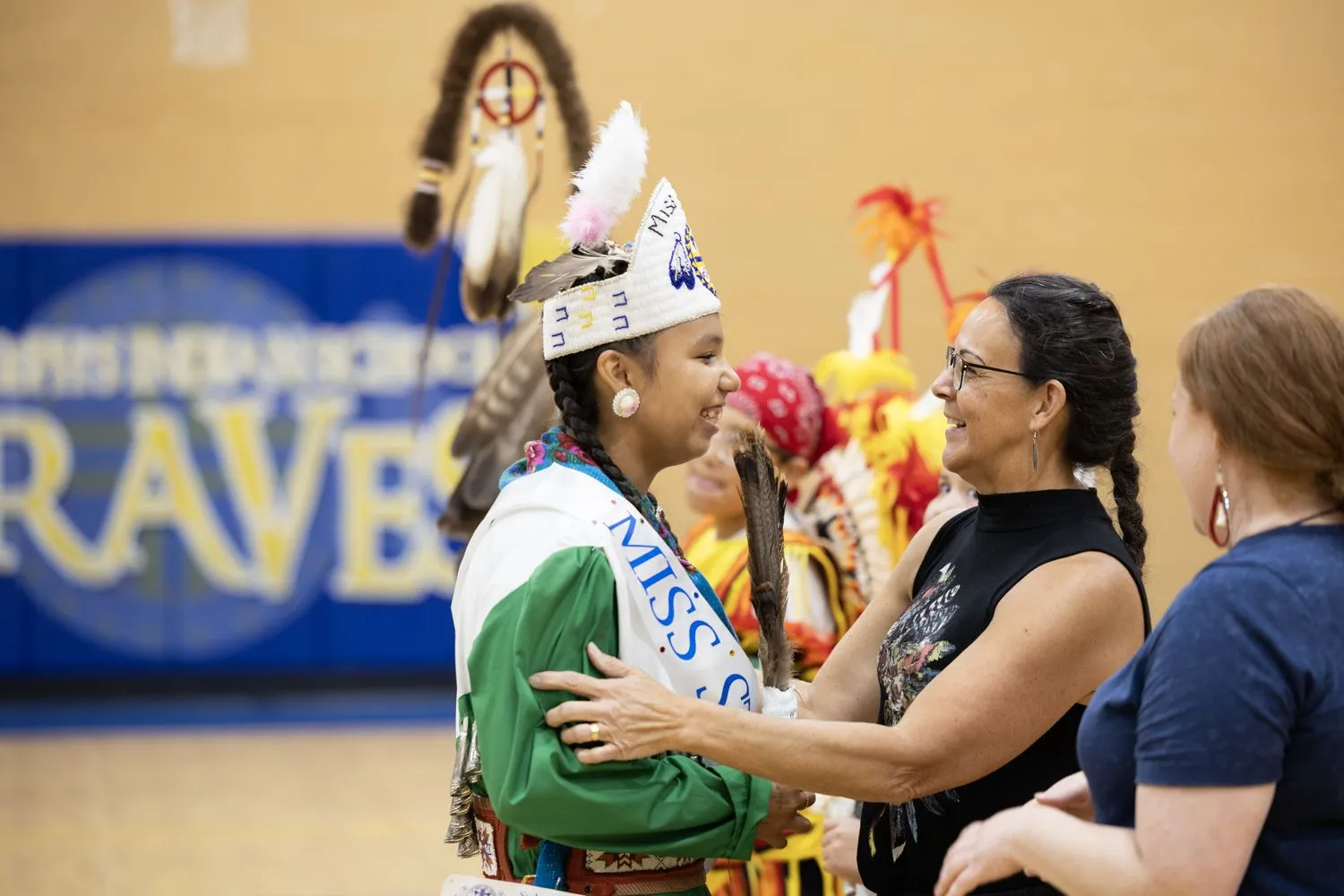 LaRayne (Mitte), Leiterin des Fachbereichs "Native American Studies" an der St. Josefs Indianerschule, lächelt einer früheren Miss St. Josefs-Gewinnerin zu.
