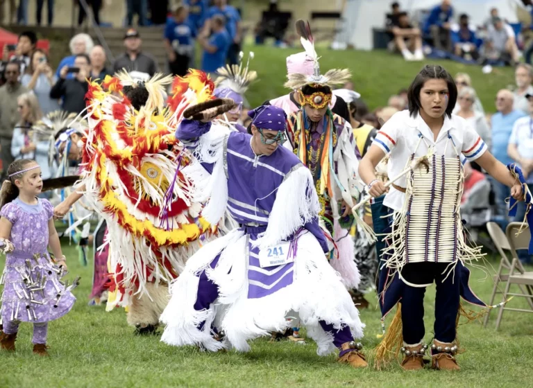 Powwow-Tanz: Eine Betrachtung der Leiterin der „Native American Studies“ an der St. Josefs Indianerschule