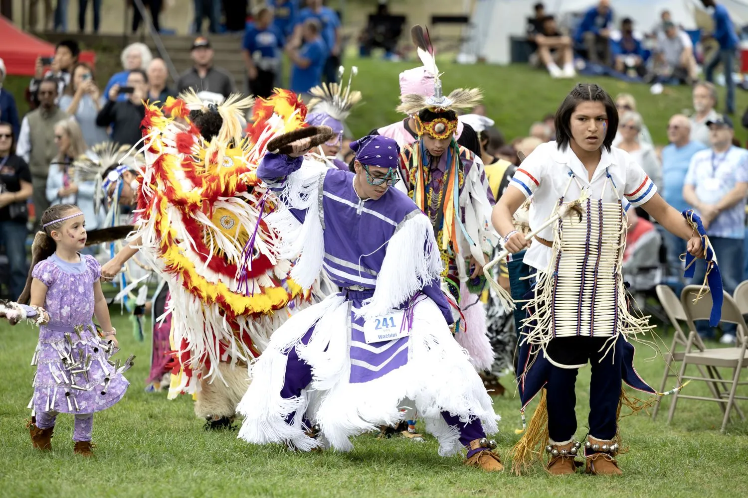 Die Schüler der St. Josefs Indianerschule tanzen gemeinsam beim Powwow und auch zu anderen Anlässen während des Schuljahres.