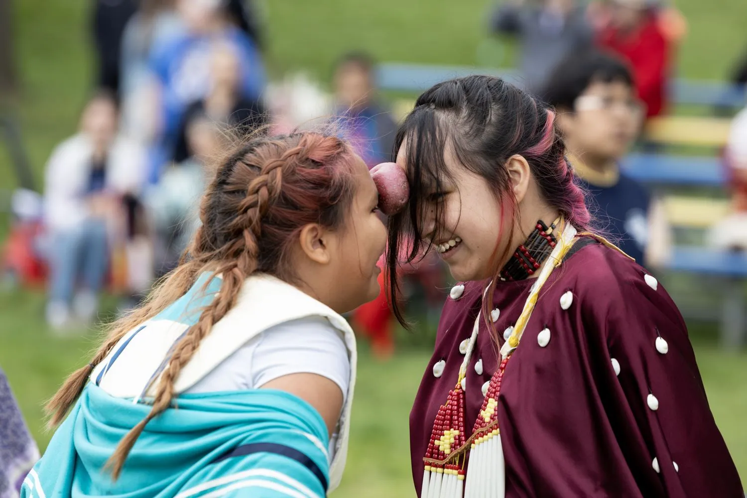 Zwei Schüler der St. Josefs Indianerschule tanzen den Kartoffeltanz beim 50. jährlichen Powwow.