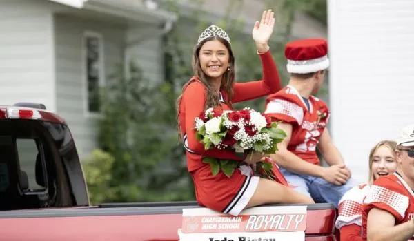 Queen Makaia winkt der Menge zu, während sie bei der „Homecoming-Parade“ auf einem Festwagen mitfährt.